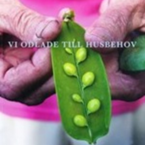 Bilden visar framsidan av boken "Vi odlade till husbehov". På bokens framsida ses en öppnad ärtskida som hålls av två händer. Händerna tillhör en äldre kvinna. 