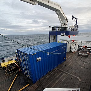 Fjärrstyrd undervattensfarkost, container och kräftsläde på Sveas arbetsdäck
