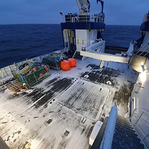 Snö på Sveas arbetsdäck, fartyget är ute på öppet hav
