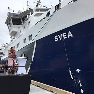 Kronprinsessan Victoria krossar en flaska mot forskningsfartyget Sveas stäv. Foto: Sofia Bureborn, SLU