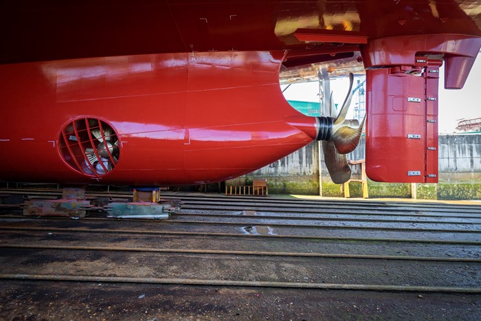 Forskningsfartyget Svea sidopropeller, propeller och roder i luften vid sjösättningen