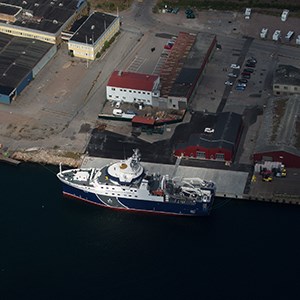 Forskningsfartyget Svea, fotograferat från luften när det ligger vid hamn i Lysekil
