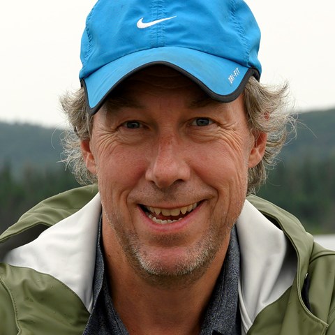 Mikael Rönnqvis i blå keps och grön jacka. 