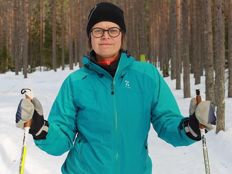 Porträttfoto av Karin Öhman i ett skidspår