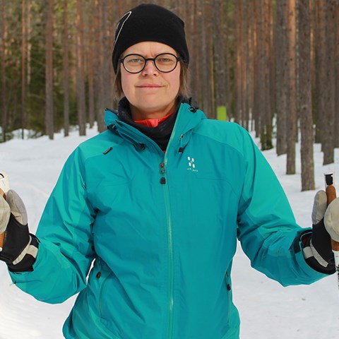 Porträttfoto av Karin Öhman i ett skidspår