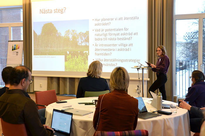 Presentation by Michelle Cleary. Photo.