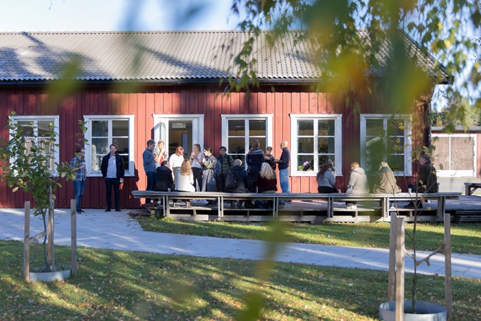 Fika during excursion at Skogforsk. Photo.