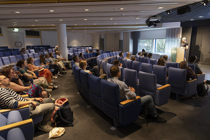 Publik under session. Foto. 