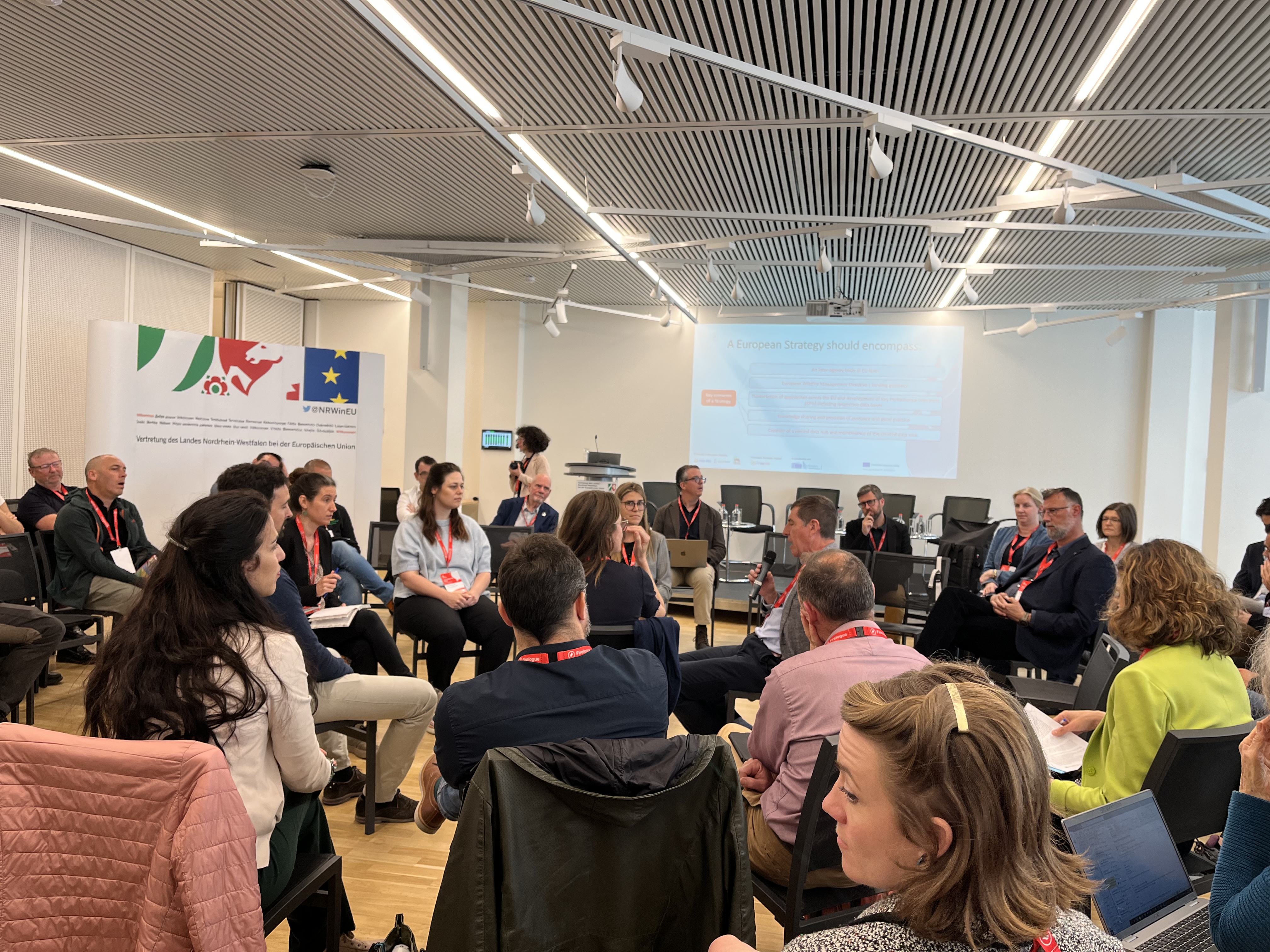 Diskussion i grupp under konferens. Foto. 