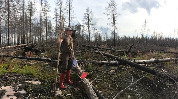 Inka Bohlin på ett brandfält