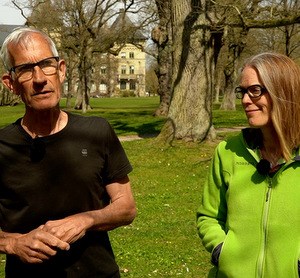 Erik Skärbäck och Anna Bengtsson intervjuas i Alnarpsparken. Foto.