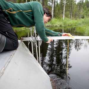 Andrés Peralta Tapia mäter vattennivån i Krycklan. Foto: Jenny Svennås-Gillner, SLU.