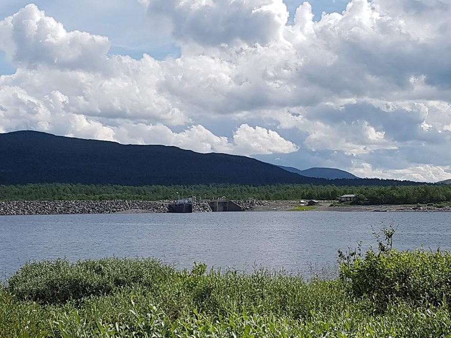 en sjö med himmel och berg i bakgrunden