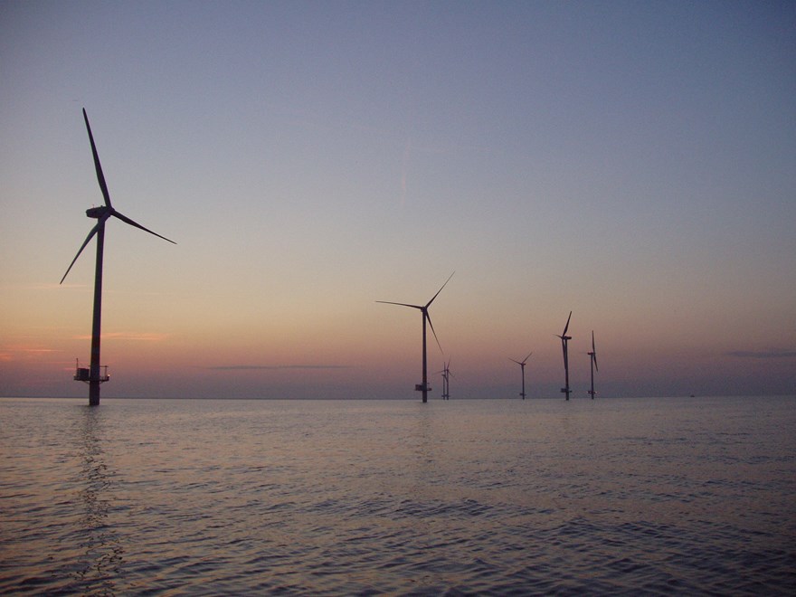 Vindkraftverk i havet. Foto.