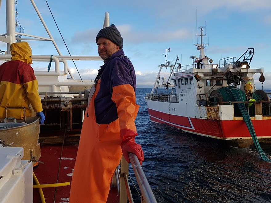 Person står ombord på fiskebåt