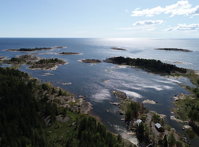 Flygfoto av grund havsvik