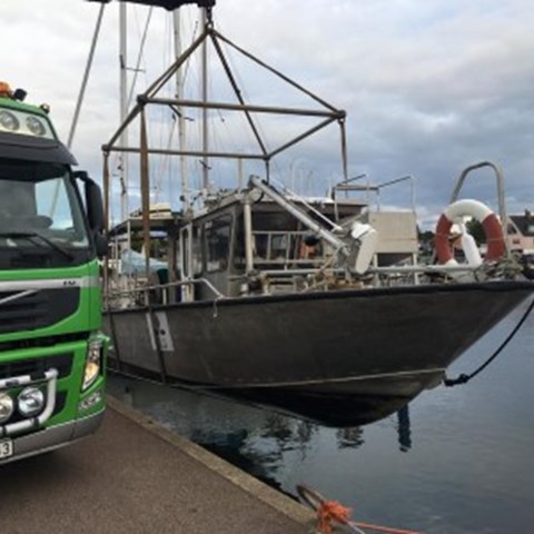 Hålabben, Havsfiskelaboratoriets kustgående forskningsfartyg, sjösätts  med kran från en lastbil. Foto.