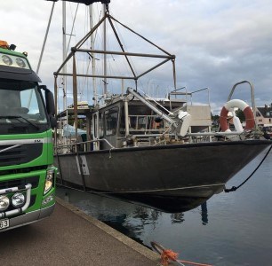 Hålabben, Havsfiskelaboratoriets kustgående forskningsfartyg, sjösätts  med kran från en lastbil. Foto.