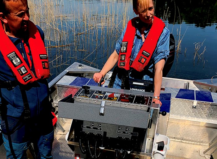 Staff on board the electrofishing on the electrofishing boat Elritsan on the Lake Mälaren. Photo.