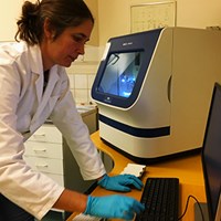 Personal på fiskgenetiska laboratoriet på institutionen för akvatiska resurser vid Drottningholm. Foto.