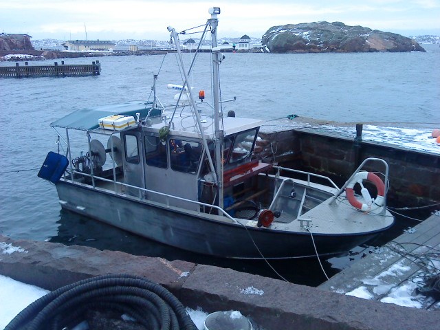 Forskningsfartyget Hålabben ligger förtöjd vid kajen i Lysekil. Det är snö på marken runtomkring. Foto.