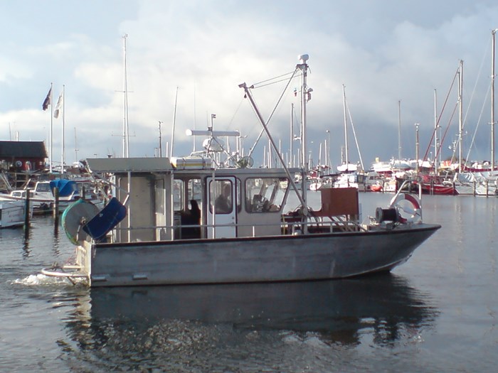 Forskningsfartyget Hålabben kör ut ur en hamn med andra båtar.