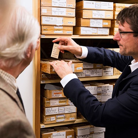 King Carl XVI Gustaf is talking to staff at SLU. Photo.