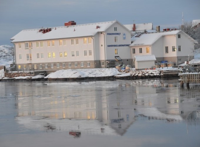 Havsfiskelaboratoriet fotograferat på vintern, med snö på taket.