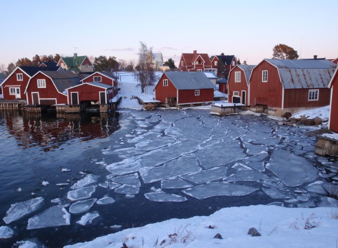Fiskeläge vintertid. Foto.