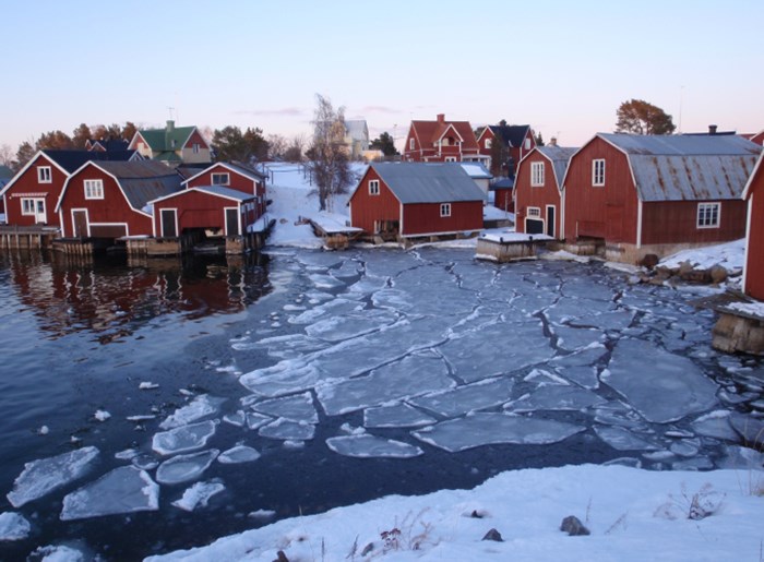Fiskeläge vintertid. Foto.