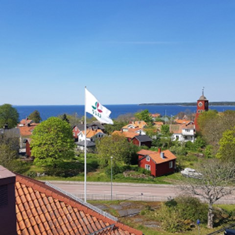 Vy över staden Öregrund från kustlaboratoriets tak. Foto.