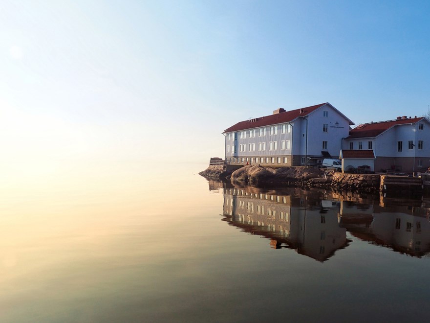 Byggnaden Havsfiskelaboratoriet med havet i bakgrunden. Foto.