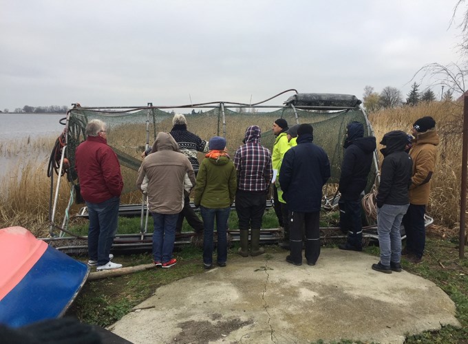  Demonstration of a "push-up" fishtrap. Photo.
