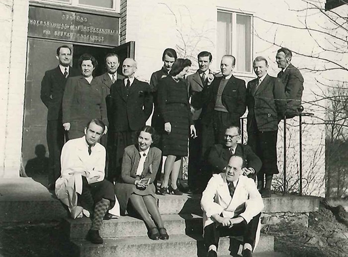 Personalen på Statens undersöknings- och försöksanstalt för sötvattensfisket vid entrén 1941. Foto.