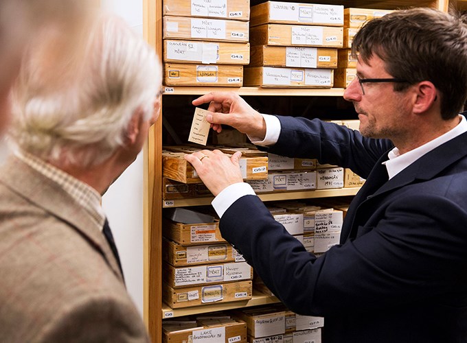 Kung Carl XVI Gustaf besöker arkivet på Sötvattenslaboratoriet. Foto.