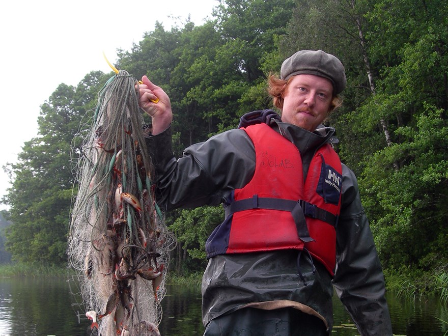 Man håller upp en fisk