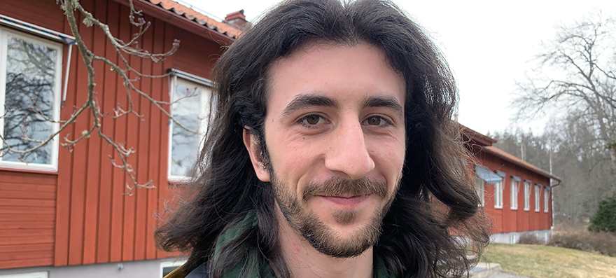 Porträttbild av Benoît Maindive, masterstudent som är med i ett fältteam med vid SLU:s forskningsstation i Grimsö, med fokus på att följa ett GPS-märke för att dokumentera deras rörelsemönster och beteende. Foto.