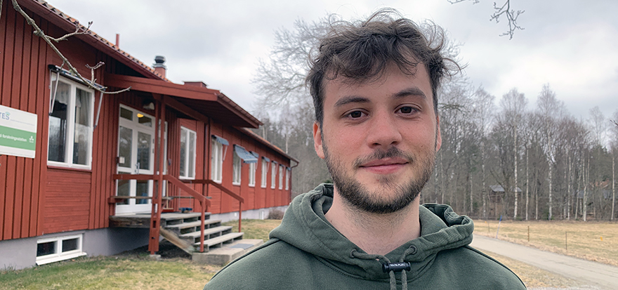 Porträttbild av Robin Schreiber, masterstudent som är med i ett fältteam med vid SLU:s forskningsstation i Grimsö, med fokus på att följa ett GPS-märke för att dokumentera deras rörelsemönster och beteende. Foto.