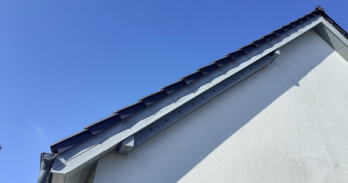 Hål som monterats på modernt hus