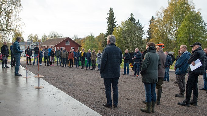 Människor har samlats på gårdsplan.