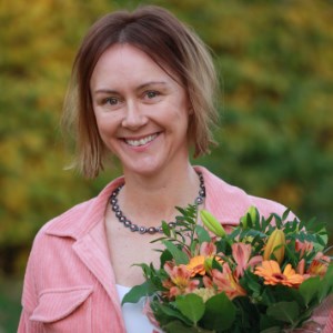 Hästforskaren Gabriella Lindgren med en blomsterbukett