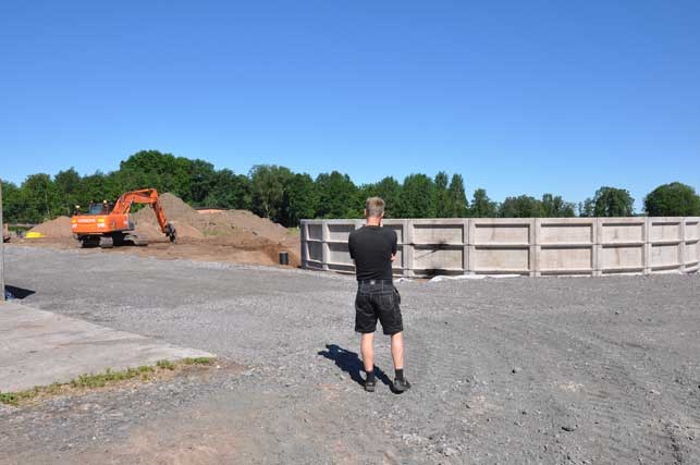 Foto: Utvändig översikt när de börjat gräva för bygge av ny ladugård på Götala.