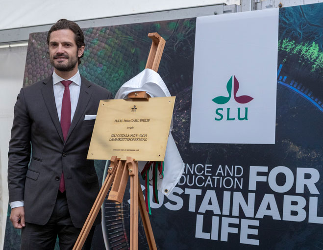 Foto: Prins Carl Philip bredvid plaketten som talar om att han invigt Götalas nya stall.