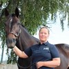 Agneta Sandberg tillsammans med en brun häst