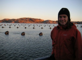Lotta Jönsson vid musselodling. Foto.
