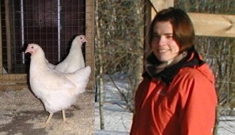 Lotta Jönsson och en vit höna. Foto.