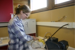 Mikaela Lindberg prepares the eqipment. Photo.