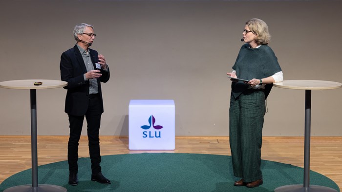 Man och kvinna diskuterar på en scen