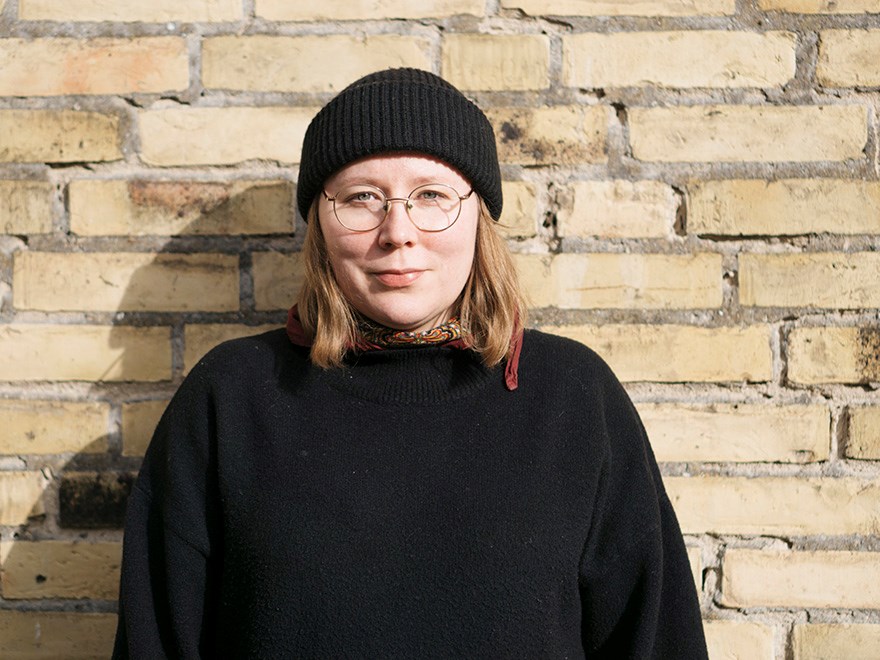 En kvinna framför en vägg