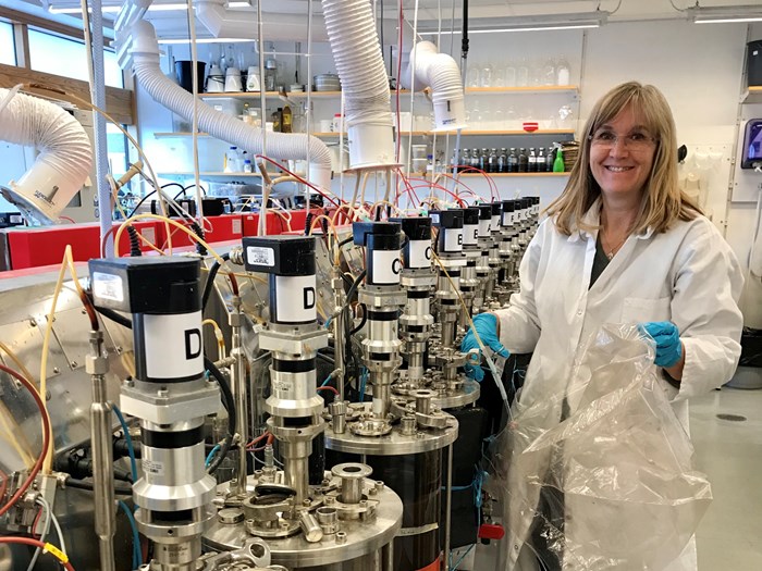 Anna feeding reactors in the biogas lab